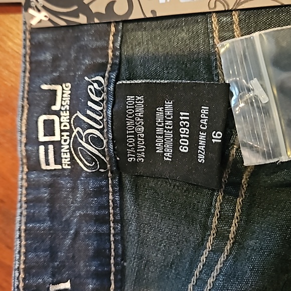 🆕️NWT Rhinestone Denim Capris - Picture 3 of 8